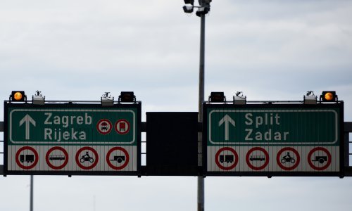 Zbog bure između Karlobaga i Sv. Marije Magdalene zabrana za autobuse na kat