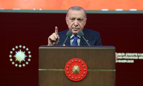 Turskom novinaru četiri godine zatvora zbog komentara o Erdoganu