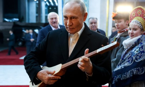 [VIDEO] Putin se primio lutnje: Pogledajte sviračko umijeće ruskog predsjednika