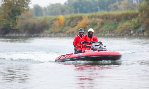 Petrinjski vatrogasci brane Petrinju od 'eko-incidenta': Plutajuću mrlju zaustavljaju branama