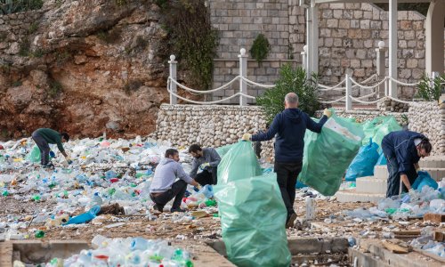 U Dubrovniku izvučeno oko 30 kubnih metara otpada iz mora: 'Vlada razgovara s Albancima'