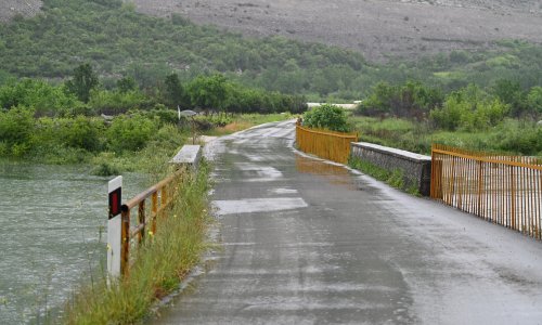 Poplavljen vrgorački most, najkritičnije kod granice s BiH