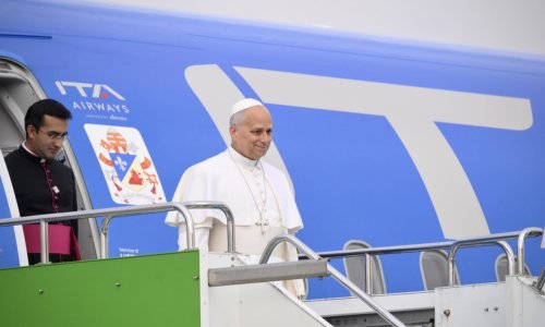 Papa na svom prvom putovanju dobio neobičan dar: 'Podijelit ću malo'