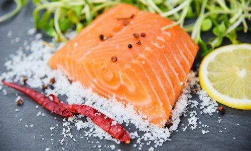 Losos pečen u soli: Ovo je najlakši recept za savršeno sočnu ribu