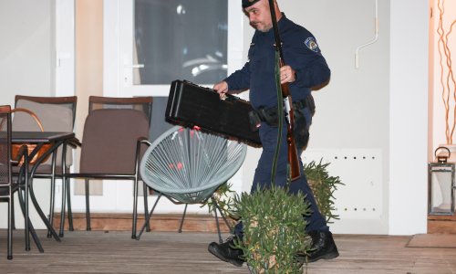 FOTO Policija tijekom noći iznosila oružje iz Mikulićeve kuće