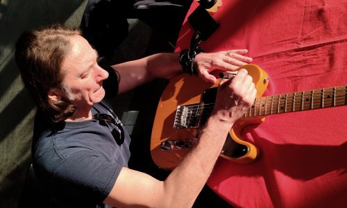 Humanitarna aukcija 'Gitara za Borisa': Nosi potpise najcjenjenijih glazbenika