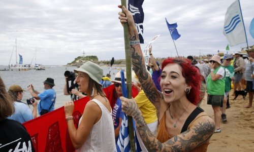 Jedanaestoro aktivista prisilili brod s ugljenom da pristane u terminal: Uhićeni su