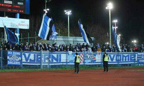 Navijači Osijeka ogorčeni: Žena i djeca su bosi stajali na betonu, oduzimali su im kape i rukavice