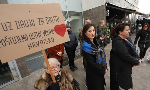 Ultradesičari prosvjedovali ispred stana Dalije Orešković, ona izašla pred njih