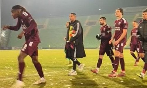 Bizarne scene na najvećem stadionu u BiH; navijači gađali grudama svoje igrače