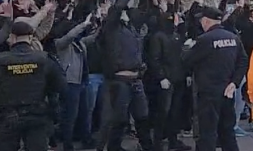 FOTO/VIDEO Dogodilo se više incidenata, stigli maskirani navijači: Odjekuju petarde i sirene