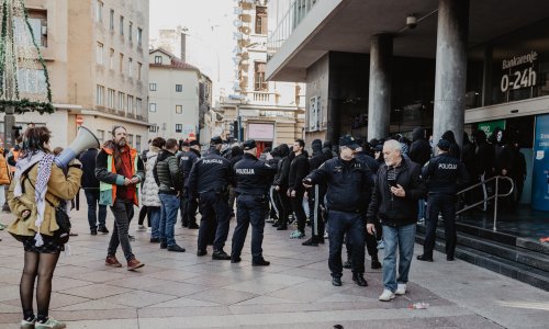 Na Antifašističkom maršu u Rijeci petardom ozlijeđena djevojčica, gradonačelnica pojasnila zašto nije bila na skupu