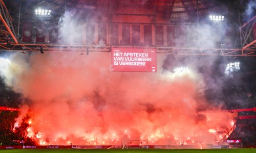 Ludnica u Amsterdamu; Ajaxovi navijači priredili nevjerojatnu bakljadu, utakmica prekinuta