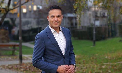 Adrian De Vrgna nedavno se oprostio od gledatelja na RTL-u, a sad je i službeno potvrđeno da radi u SDP-u