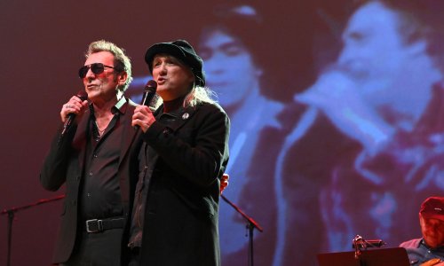 Tradicionalni spektakl: Kalember, Đuro, Loša i Stefanovski zapjevali Indexe, pogledajte atmosferu