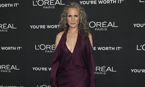 Kakva kreacija: Andie MacDowell u trendi nijansi istaknula svoje sijede uvojke