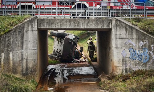 Slovenski vojnici oklopnjakom sletjeli u jarak i blokirali promet prema Austriji
