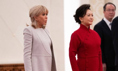 Brigitte Macron stvorila idealan modni kontrast: Unijela dašak pariške lakoće u monumentalni prostor