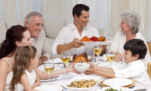 Zajednički obrok je star koliko i čovjek: Znanstvenici objasnili zašto nam je i danas toliko važan