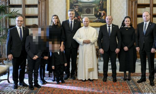 Rijetko pojavljivanje u javnosti: Plenković u Vatikan stigao sa suprugom i djecom
