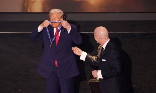Trump dobio utješnu nagradu za mir: Sam si je stavio medalju oko vrata