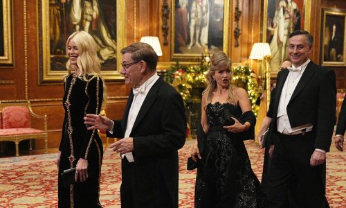 Claudia Schiffer zablistala u Windsoru: Baršunasta haljina sa zlatnim detaljima ostavila sve bez daha