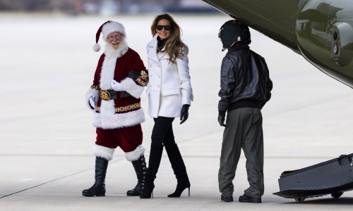 Kakav look: Melania Trump briljira u crno-bijelom izdanju i hit čizmama