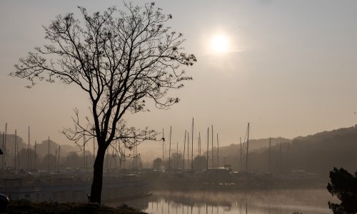 Sunce se jedva probija kroz maglu, ali neke regije ipak će uživati u sunčanom vremenu