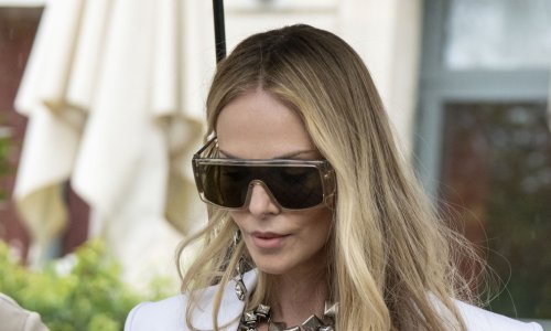 Ni Charlize Theron nije odoljela trendu: Pogledajte kako sa 50 izgleda u prozirnom kombinezonu