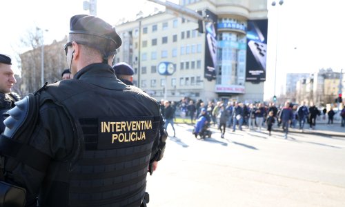 Alkohol, droga, pirotehnika: Policija do poluvremena privela 37 navijača u Maksimiru