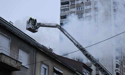 FOTO Izbio požar na krovištu zgrade na Trešnjevci, poznat uzrok