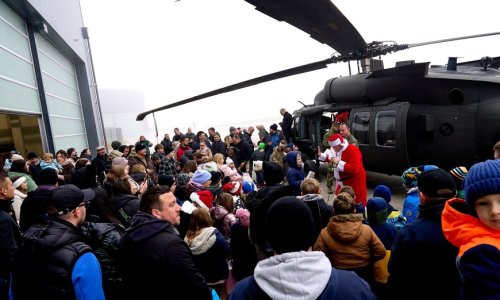 VIDEO Djed Božićnjak sletio u vojarnu Lučko helikopterom Black Hawk