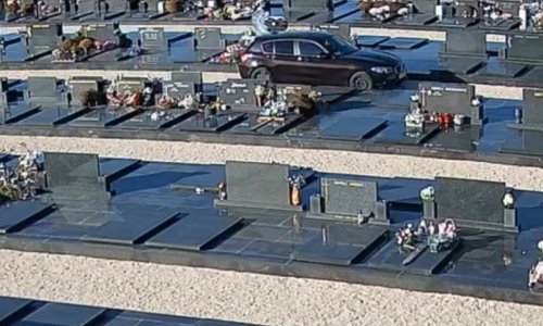 VIDEO Autom se provozao po šibenskom groblju, sve snimljeno: Ovo je za ne povjerovat!