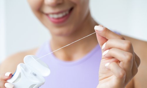 Nije svaki konac za zube isti: Kako odabrati pravi i izbjeći štetu