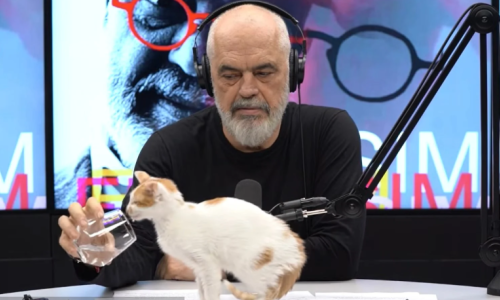 Osebujni albanski premijer ponovno oduševio: Pogledajte koga je 'ugostio' u podcastu