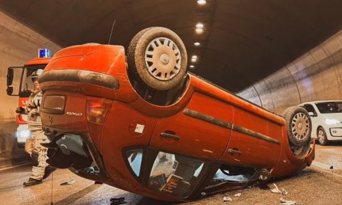 Teška nesreća kod Solina: Automobil završio na krovu, jedna osoba ozlijeđena