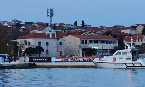 Komunalci uklonili HOS-ov grb u Supetru: Čuvali ih policajci, ali i  topovnjača HRM-a