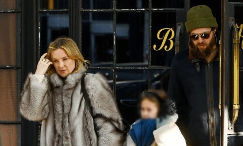 Najstajliš mama i kći: Modno usklađene u bundicama i traperu ukrale sve poglede