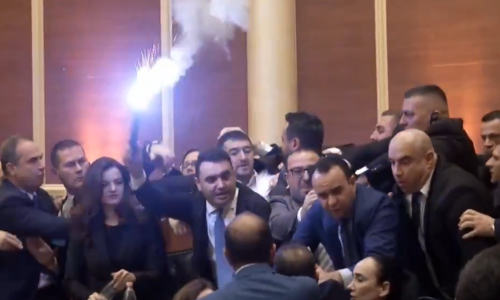 Nevjerojatne scene iz Albanije: Oporba upalila bengalku u parlamentu i tražila ostavku ministrice