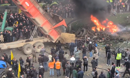 Sukob policije i poljoprivrednika: Vodeni topovi, krumpiri, cikla, suzavac i ljudi s fantomkama