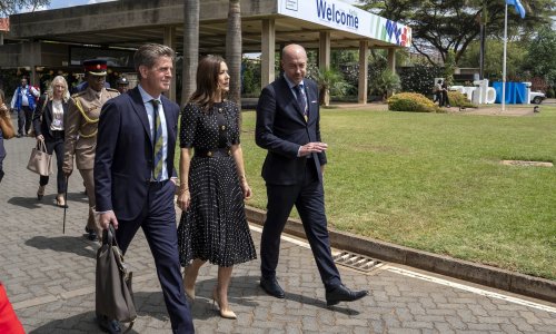 Kate Middleton kao uzor: Elegantna kraljica u haljini šarmantnog uzorka ukrala show