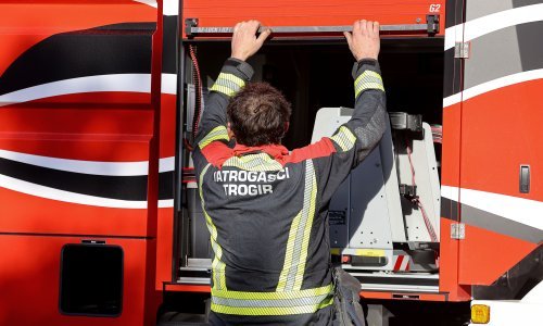 Gori u staroj jezgri Trogira, vatrogasci su na terenu