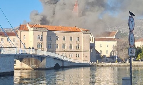 Izbio požar u staroj jezgri Trogira, širi se gusti dim