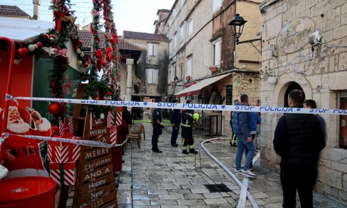 VIDEO Izbio požar u staroj jezgri Trogira, širi se gusti dim