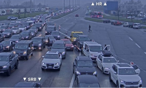 Na Bajakovu se čeka sedam sati, u tunelu Tuhobić se pokvarilo vozilo