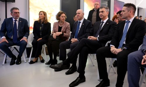 Plenković u obilasku Gline, Siska i Petrinje, otvorio Centar znanja i planetarij