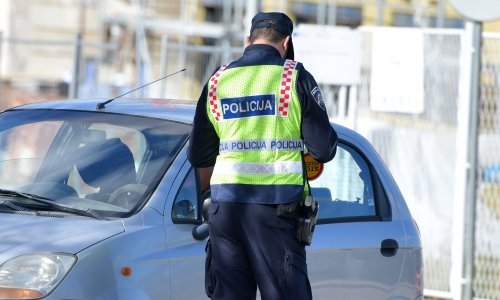 Vozio pijan i bez dozvole, vrijeđao policiju kad su ga zaustavili