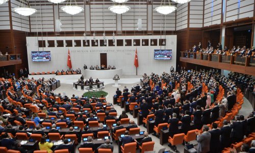 [VIDEO] Letjele šake u turskom parlamentu: Sve je krenulo kad se spomenulo Ataturka