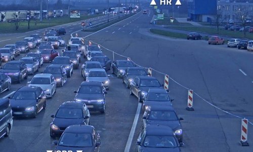 Kolona na Bajakovu duga je šest kilometara i povećava se: Na cestama prijeti poledica