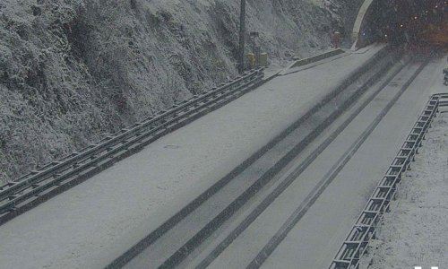 Snijeg gusto pada u Lici i Gorskom kotaru: HAK upozorava na kolone i probleme na cestama